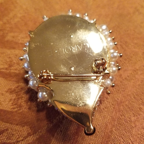Carolee Hedgehog Brooch - Picture 4 of 5